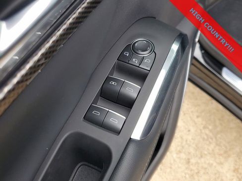 Used 2025 Chevrolet Traverse High Country image 21