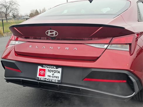 Used 2025 Hyundai Elantra Sport image 13