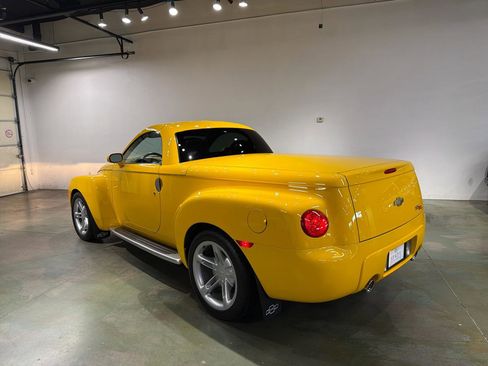 Used 2004 Chevrolet SSR w/ Preferred Equipment Group RWD image 6