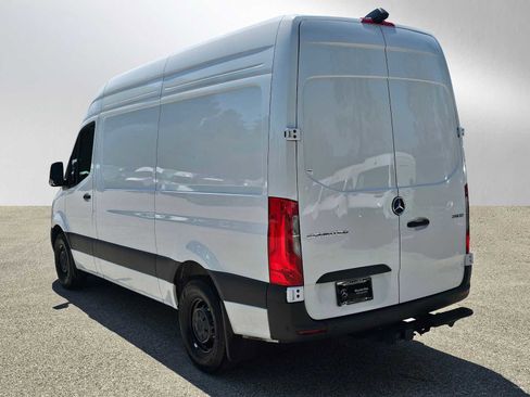 Used 2025 Mercedes-Benz Sprinter 2500 image 6