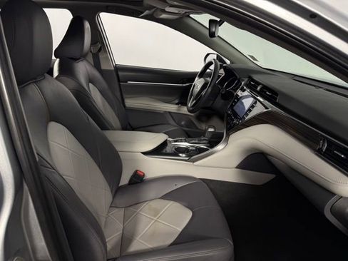 Used 2019 Toyota Camry XLE FWD image 12