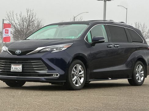 Used 2023 Toyota Sienna Platinum image 8