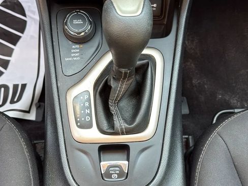 Used 2018 Jeep Cherokee Latitude w/ Safety Group AWD/4WD image 23