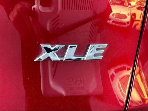 Used 2019 Toyota RAV4 XLE Premium image 31