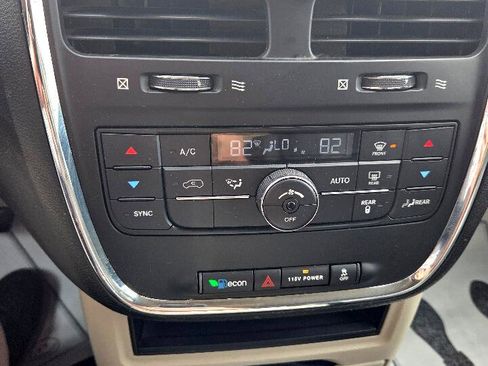 Used 2015 Chrysler Town & Country Touring image 22