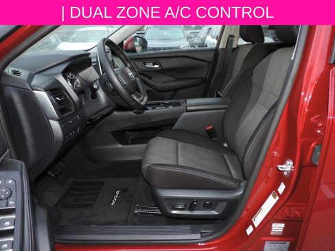Certified 2025 Nissan Rogue SV FWD image 17