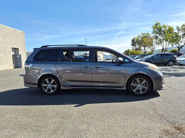 Used 2017 Toyota Sienna SE FWD image 3