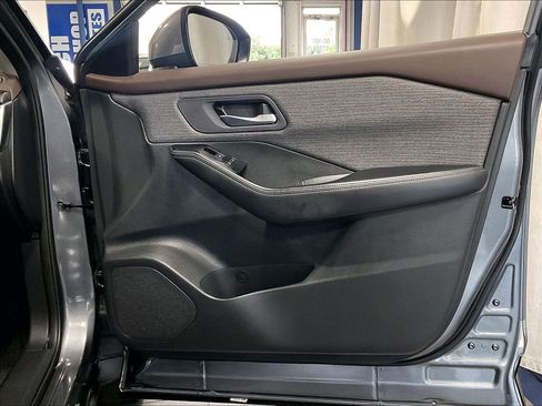 Used 2023 Nissan Rogue SV AWD/4WD image 12