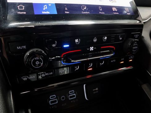 Used 2024 Jeep Grand Cherokee Limited w/ Luxury Tech Group II image 34