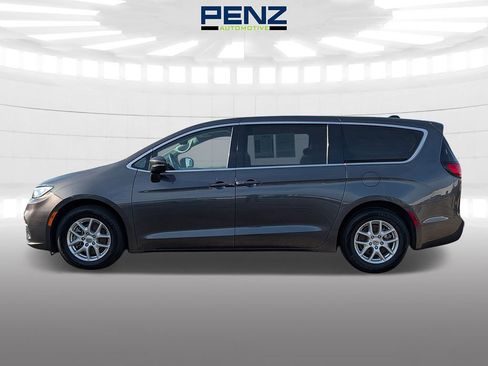 Used 2023 Chrysler Pacifica Touring-L FWD image 4