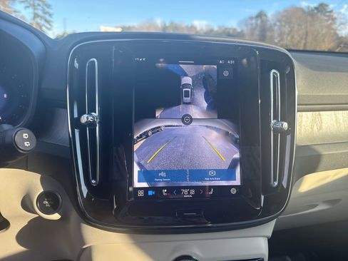 Certified 2025 Volvo XC40 B5 Plus w/ Protection Package Premier image 24