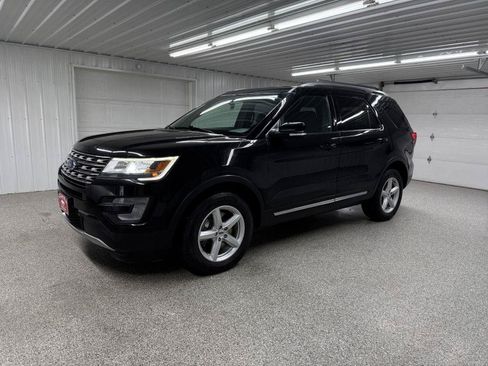 Used 2017 Ford Explorer XLT AWD/4WD image 3