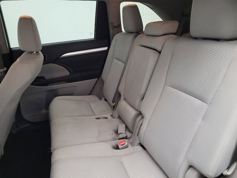 Used 2019 Toyota Highlander LE FWD image 18