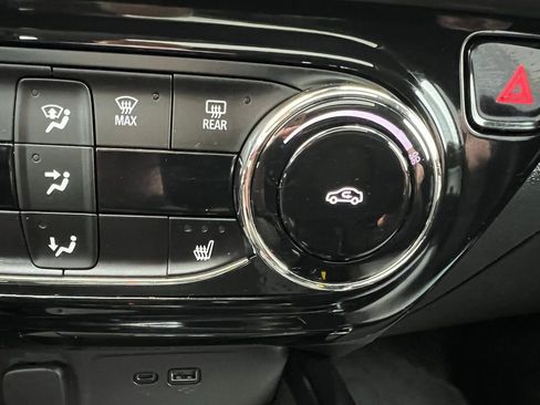 Used 2024 Chevrolet Trax LT w/ Sunroof Package image 36