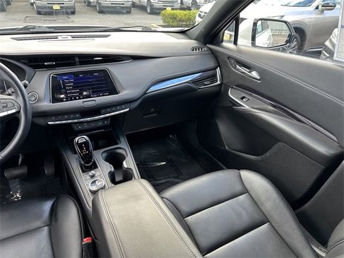 Used 2022 Cadillac XT4 Luxury w/ Cold Weather Package image 17