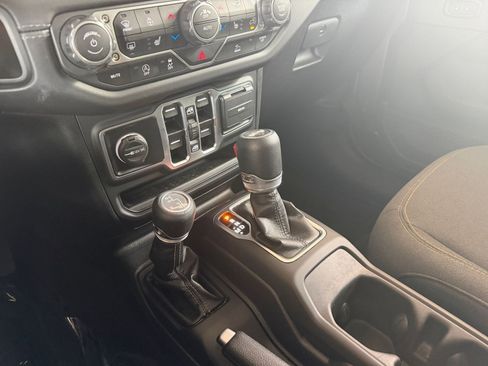 Used 2025 Jeep Wrangler Unlimited Sahara AWD/4WD image 41