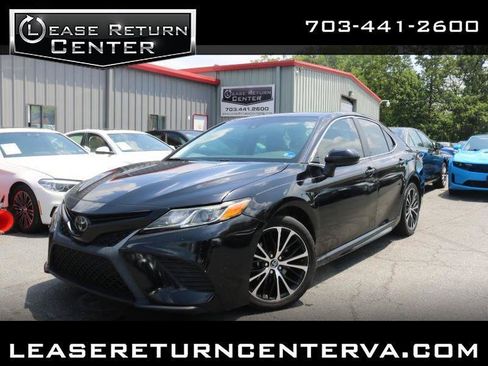 Used 2019 Toyota Camry SE FWD image 1