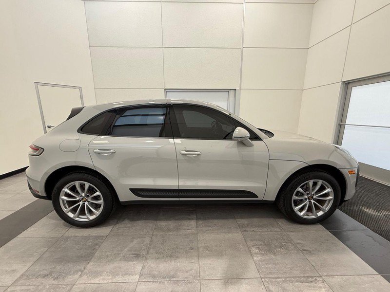 Certified 2025 Porsche Macan AWD/4WD image 9