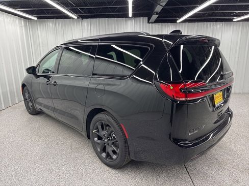 New 2026 Chrysler Pacifica Select image 4