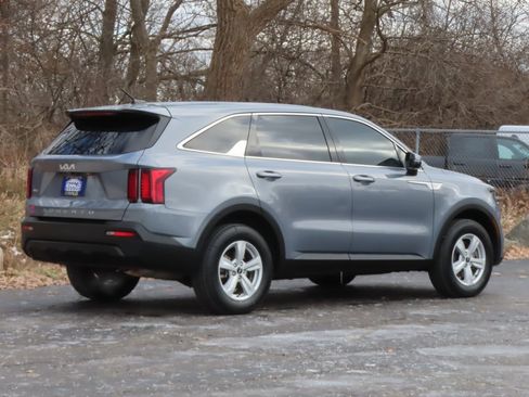Used 2022 Kia Sorento LX image 3