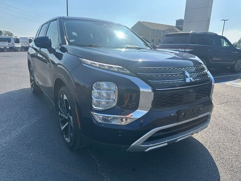 Used 2023 Mitsubishi Outlander SE image 2