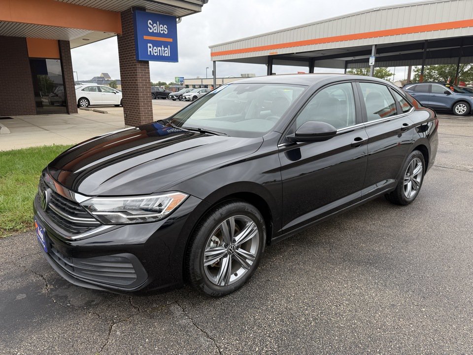 Used 2024 Volkswagen Jetta SE FWD image 1