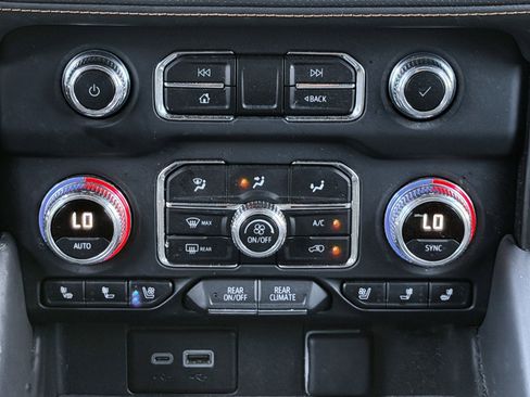 Used 2024 GMC Yukon XL AT4 w/ Technology Package image 7