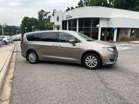 Used 2018 Chrysler Pacifica Touring Plus FWD image 2