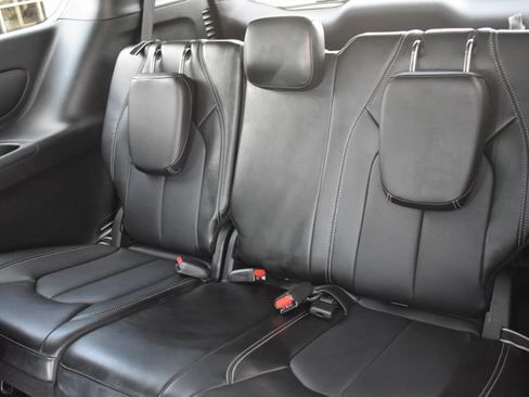 Used 2025 Chrysler Pacifica Select FWD image 16
