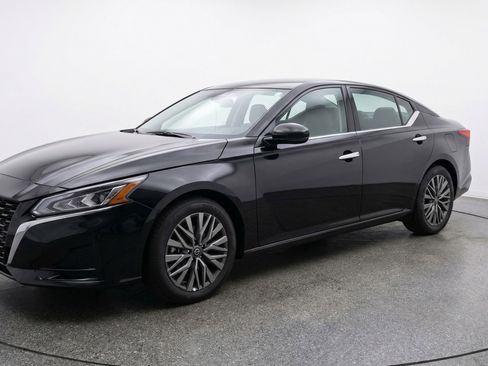 Used 2025 Nissan Altima 2.5 SV FWD image 3