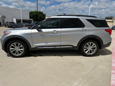 Used 2020 Ford Explorer XLT w/ Equipment Group 202A RWD image 5