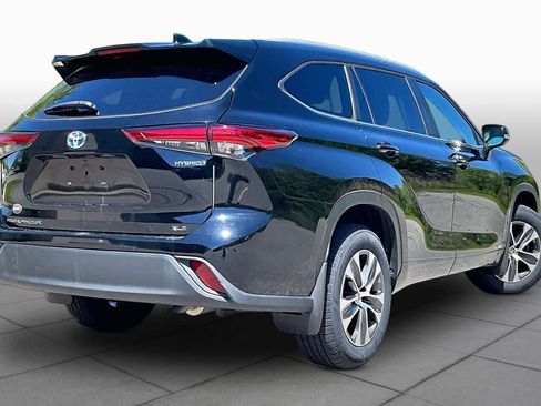 Used 2023 Toyota Highlander XLE AWD/4WD image 13