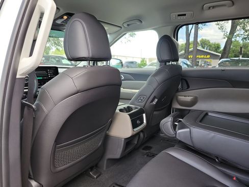 New 2026 Kia Carnival EX FWD image 21