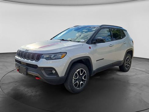 Used 2025 Jeep Compass Trailhawk AWD/4WD image 5
