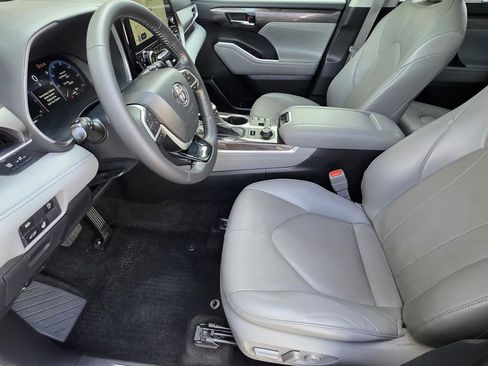 Used 2023 Toyota Highlander Limited image 7