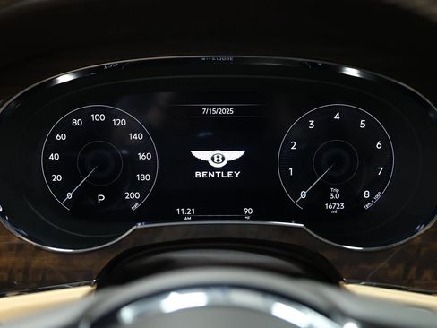Used 2021 Bentley Bentayga AWD/4WD image 29
