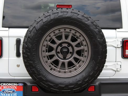 Used 2020 Jeep Wrangler Unlimited Sahara w/ Cold Weather Group AWD/4WD image 29