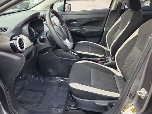 Used 2022 Nissan Versa SV image 9