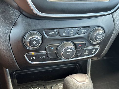 Used 2019 Jeep Cherokee Latitude w/ Popular Appearance Group AWD/4WD image 18