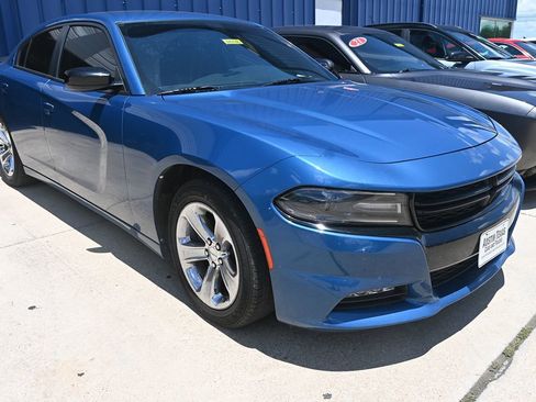 Used 2020 Dodge Charger SXT w/ Blacktop Package image 3