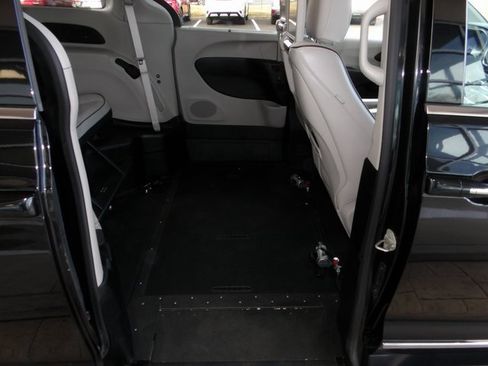 Used 2018 Chrysler Pacifica Limited w/ Tire & Wheel Group image 36