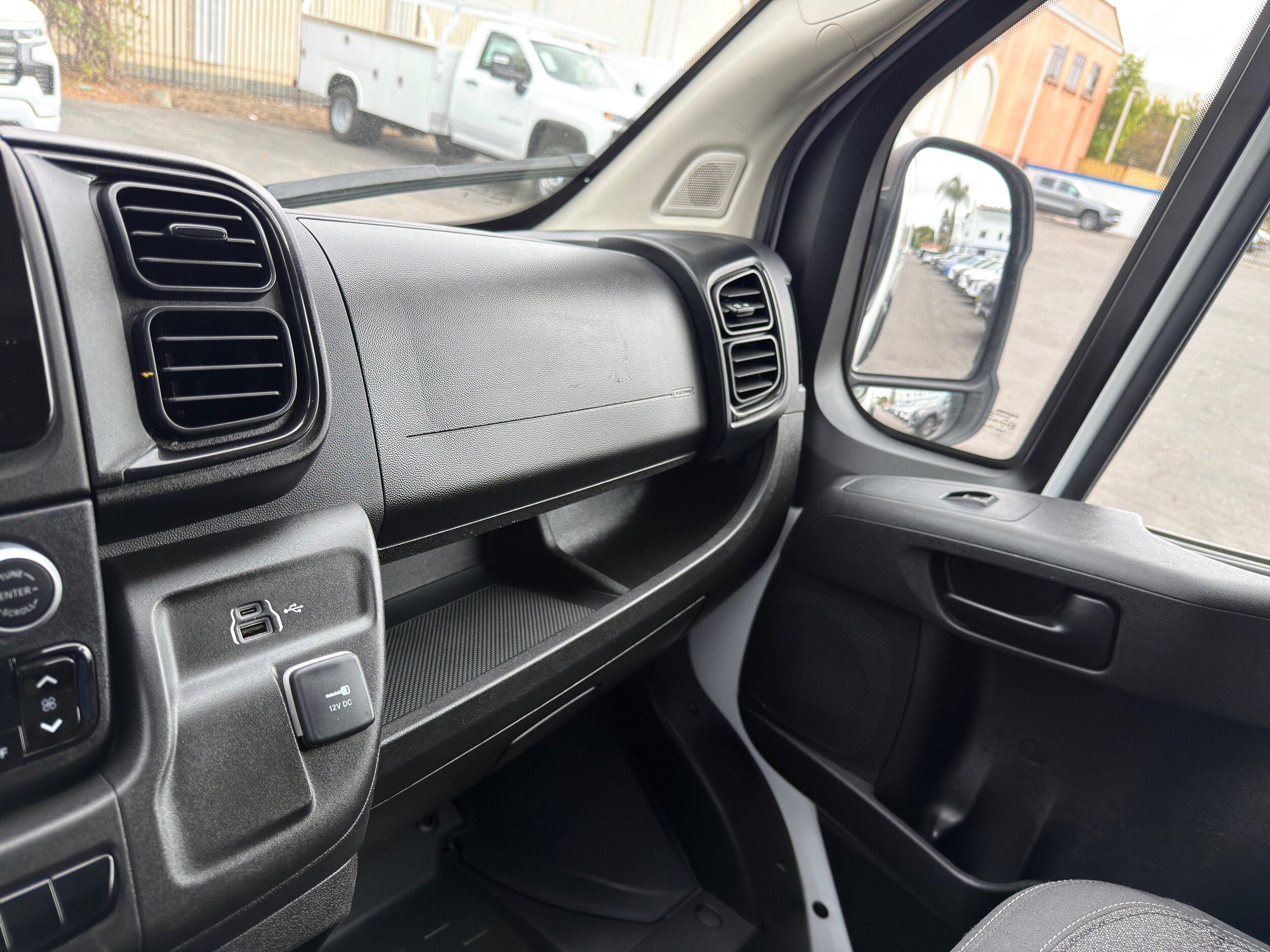 Used 2025 RAM ProMaster 2500 w/ U-Haul Equipment Group FWD image 32