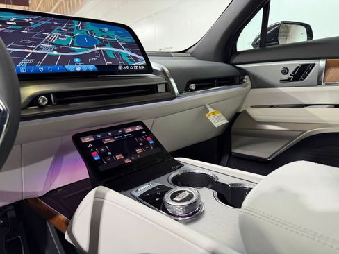 New 2026 Cadillac Vistiq Luxury w/ LPO, Floor Liner Package AWD/4WD image 27