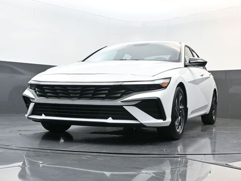 Used 2025 Hyundai Elantra Sport image 27