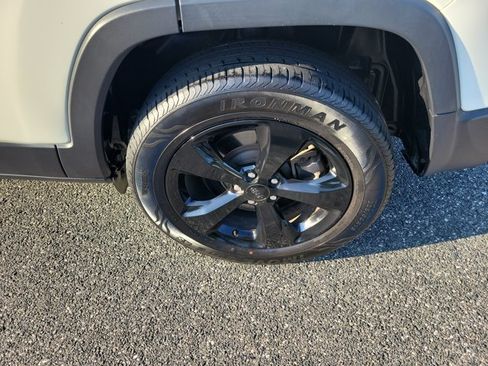 Used 2019 Jeep Cherokee Latitude Plus AWD/4WD image 6