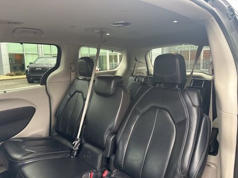 Used 2022 Chrysler Pacifica Touring-L w/ Uconnect Theater Family Group image 7