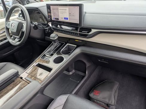 Used 2025 Toyota Sienna Platinum image 34