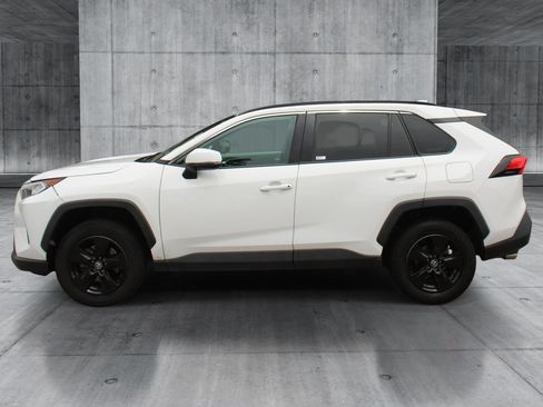 Used 2020 Toyota RAV4 XLE AWD/4WD image 2