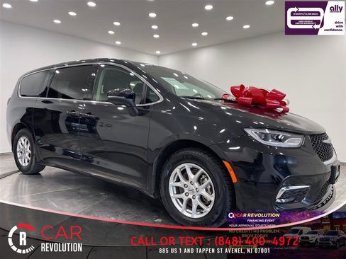 Used 2023 Chrysler Pacifica Touring-L FWD image 1