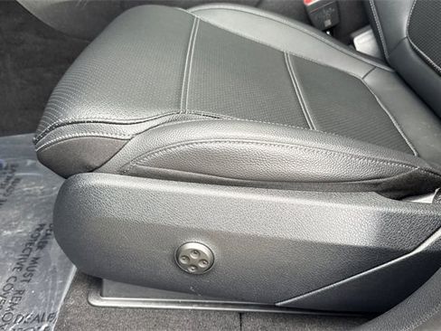 Used 2025 Mercedes-Benz GLC 300 4MATIC image 13